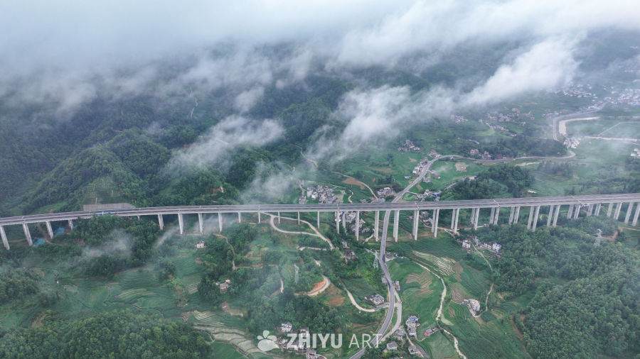 山间高速公路云雾缭绕 9