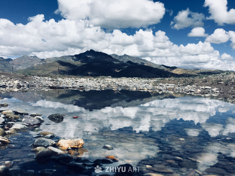 山间清泉映蓝天