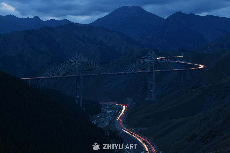 夜幕下的山间公路