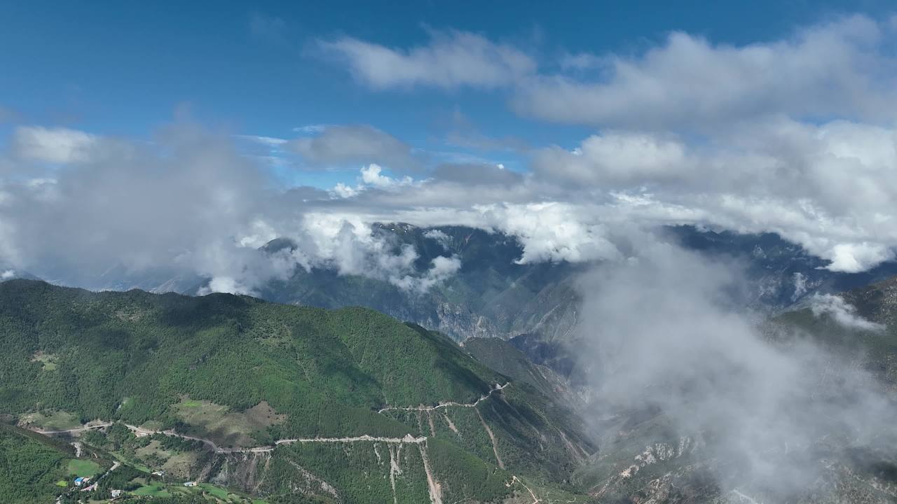 壮丽山脉与蜿蜒道路的自然风光