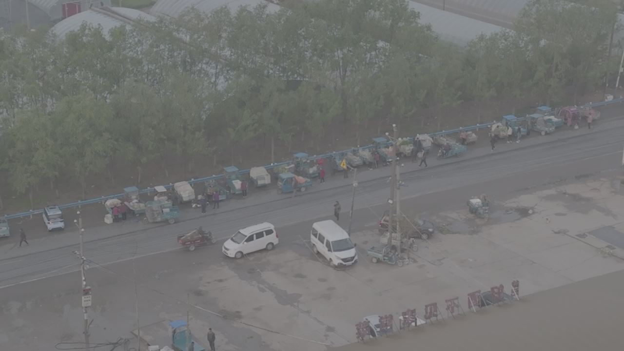 晨雾中的市场