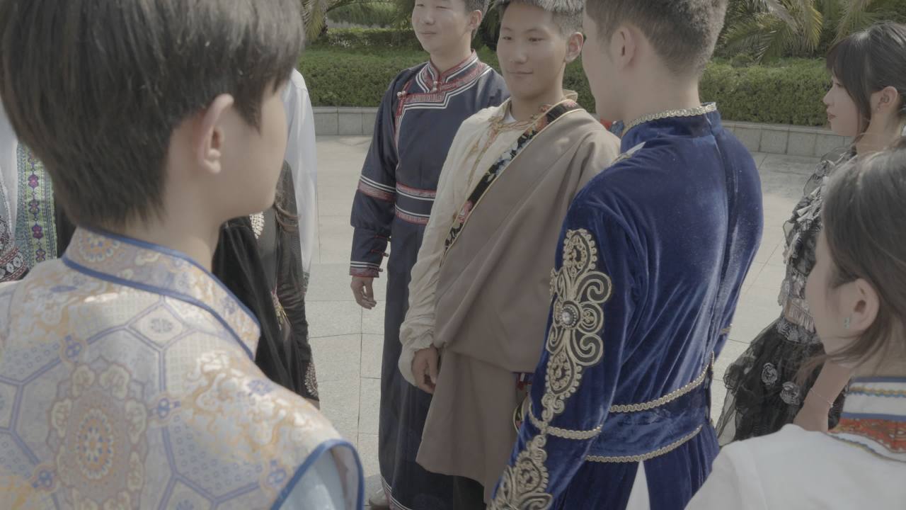 传统服饰握手仪式