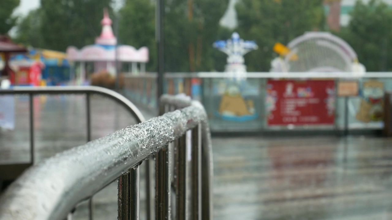 大雨中的不锈钢铁马