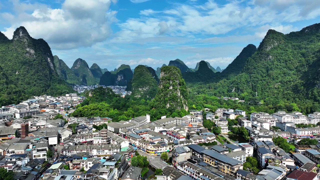 桂林山水间的小镇