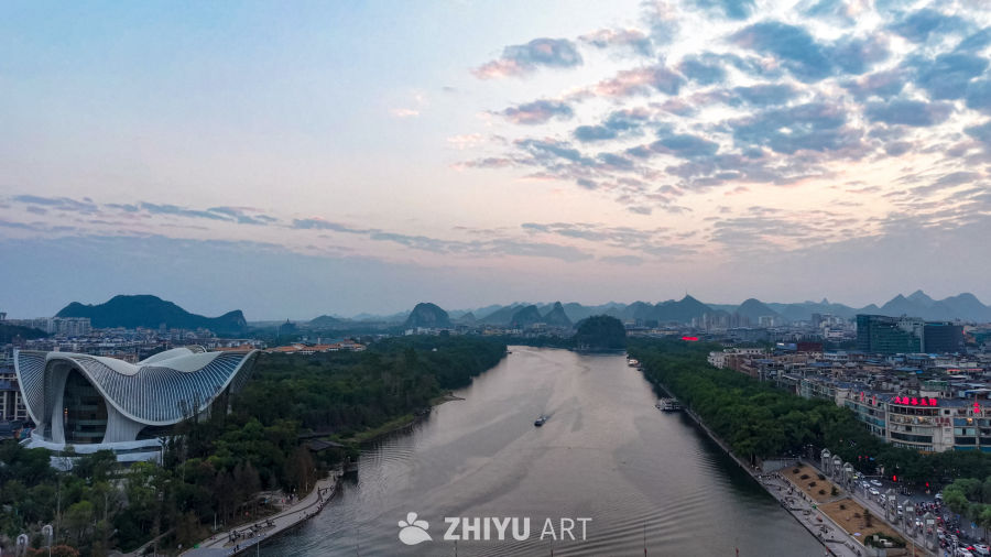 城市河畔的日落景色