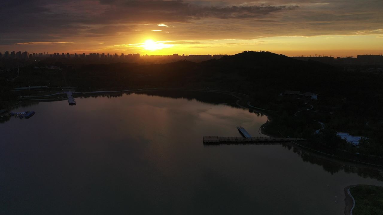 湖畔日落：自然与城市的和谐之美