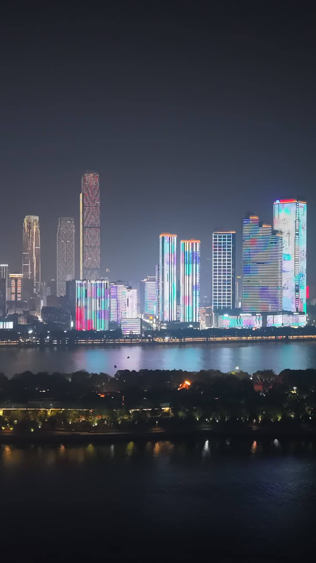 霓虹下的现代都市
