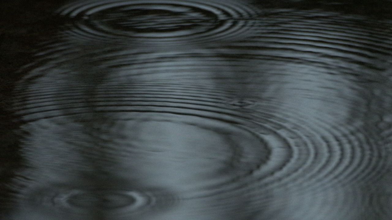 下雨雨点慢镜头4K实拍