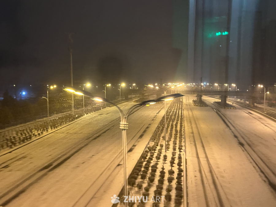 夜雪中的铁路
