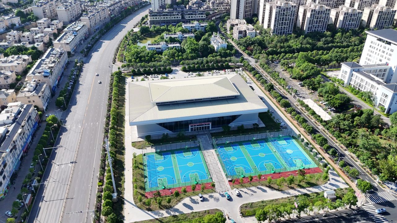 城市篮球场全景