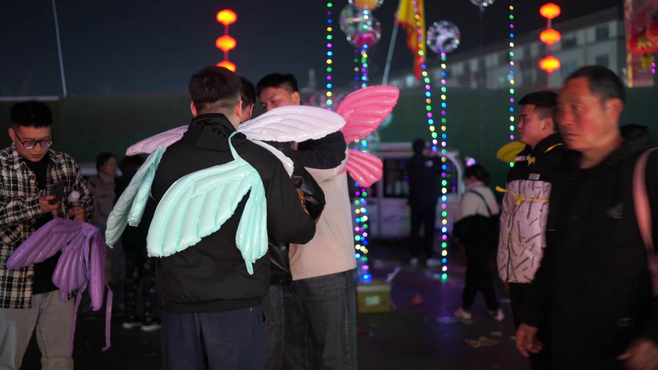 夜市狂欢：彩灯下的节日之夜