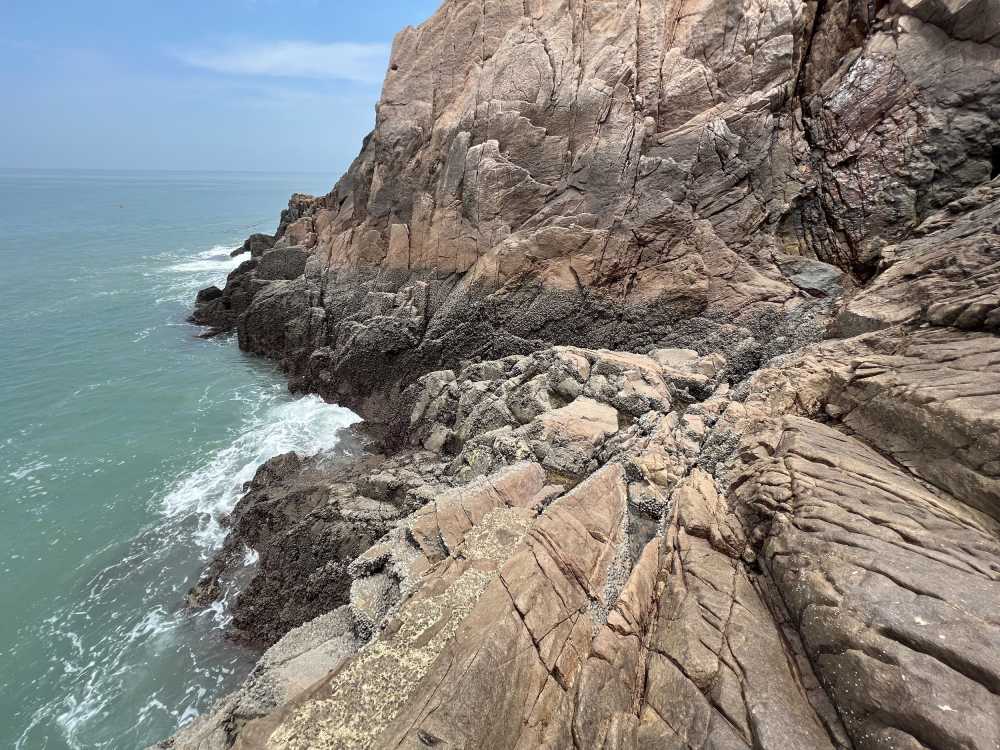 海滨礁石
