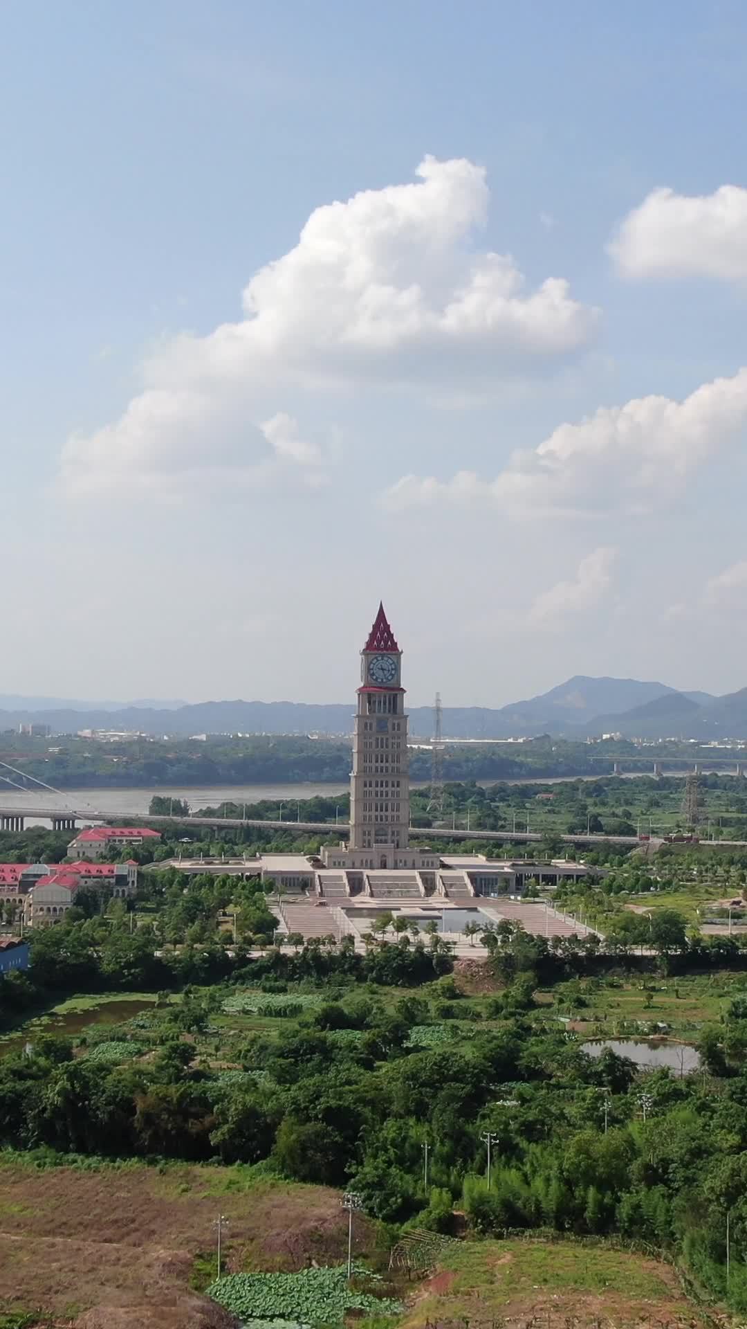 钟楼下的宁静时光