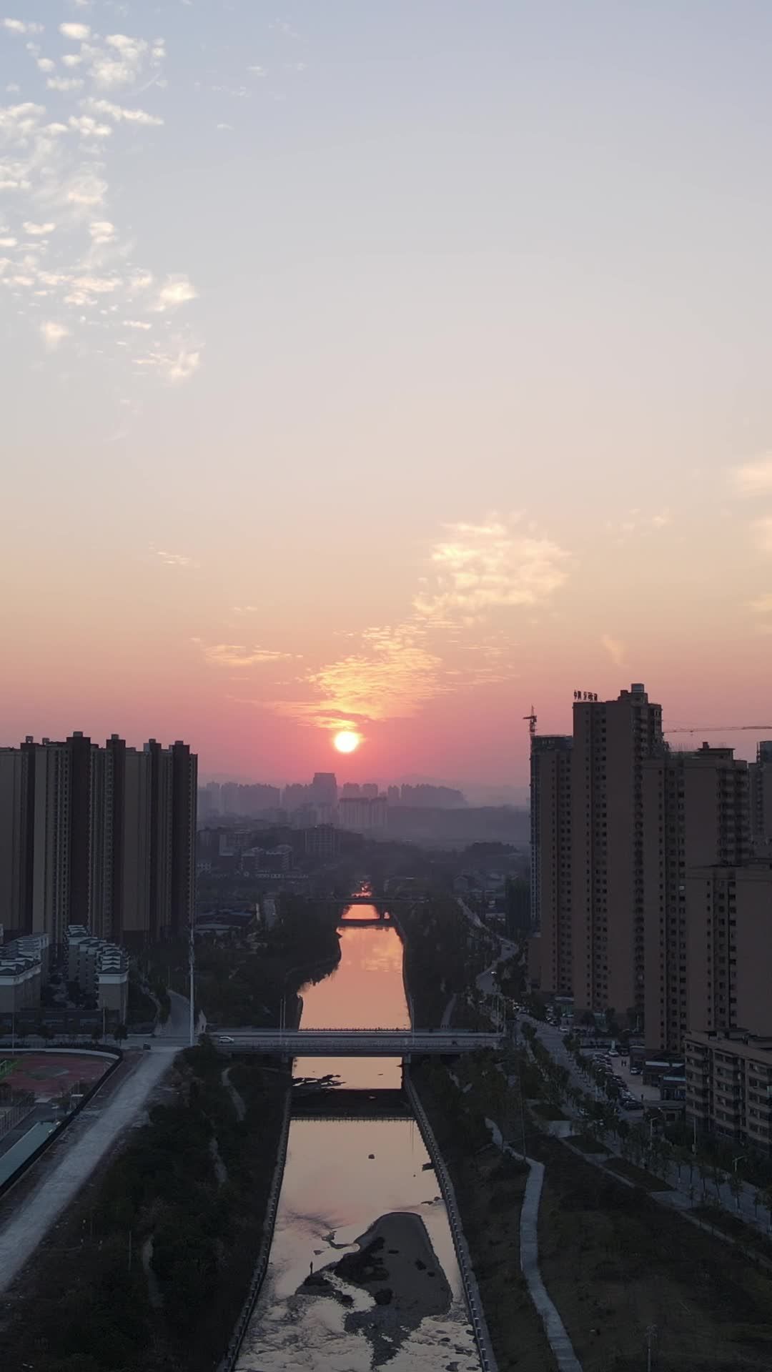 晨曦中的城市河景