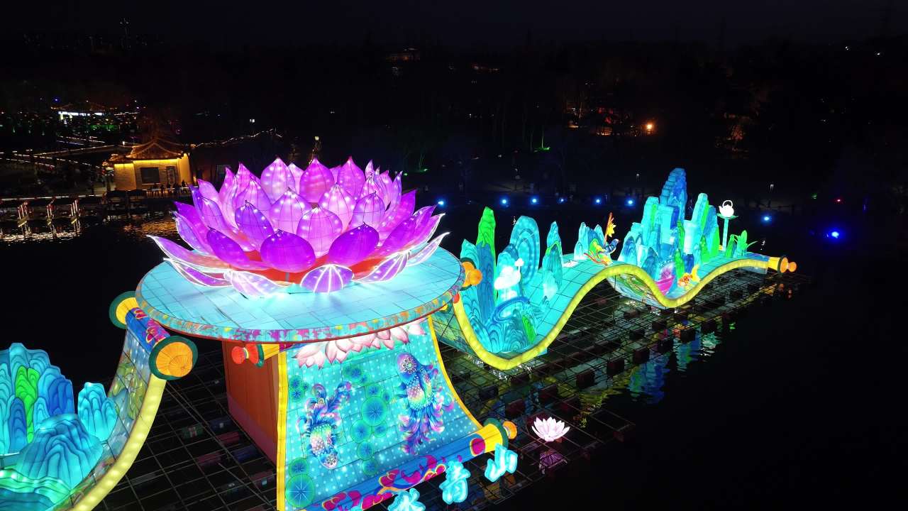 璀璨夜景：莲花灯与水面倒影