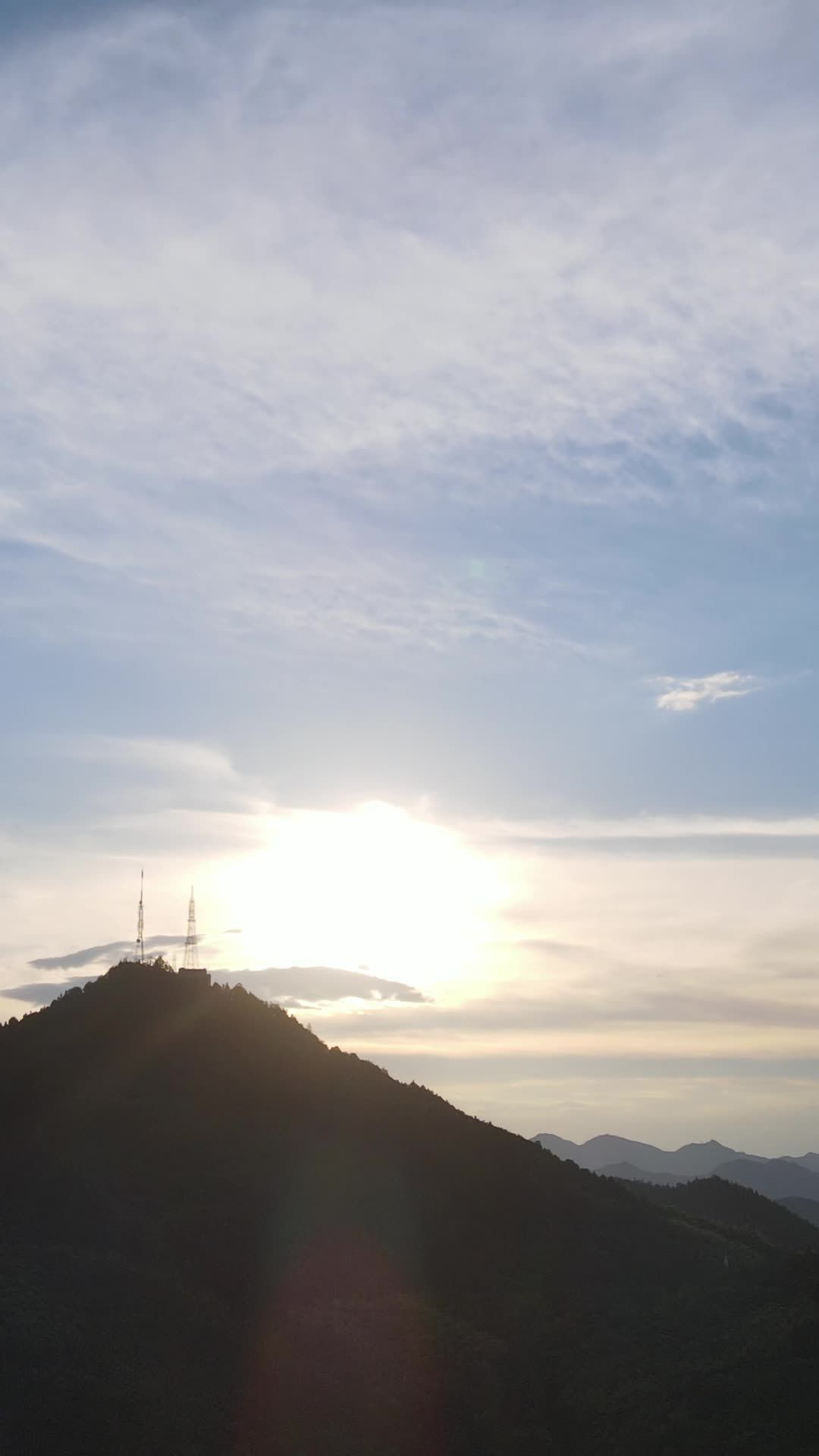 日出山巅的宁静时光