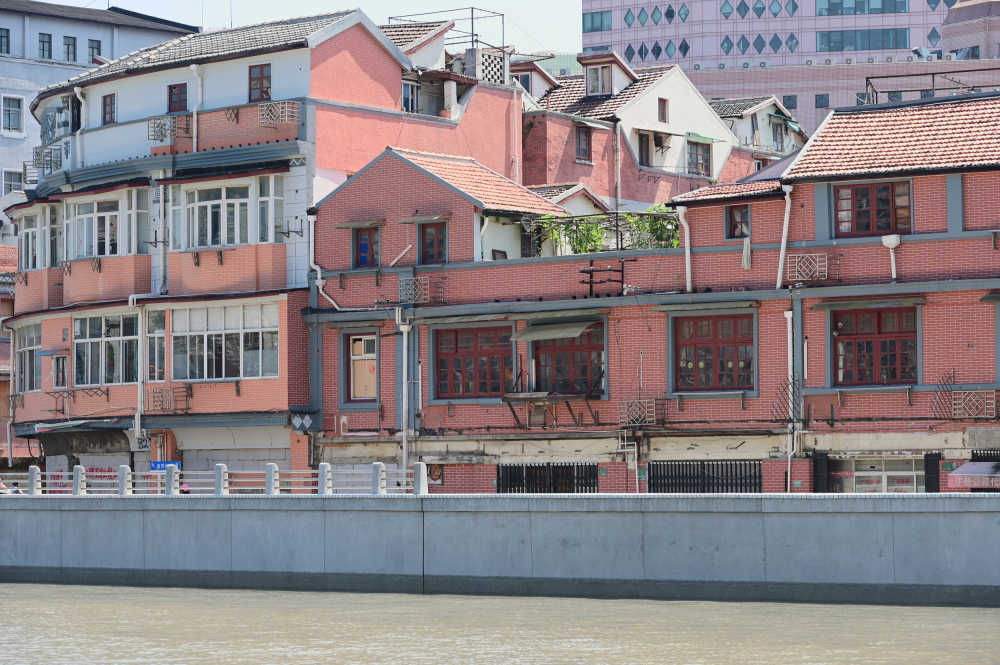 上海苏州河边的红砖红瓦老房子