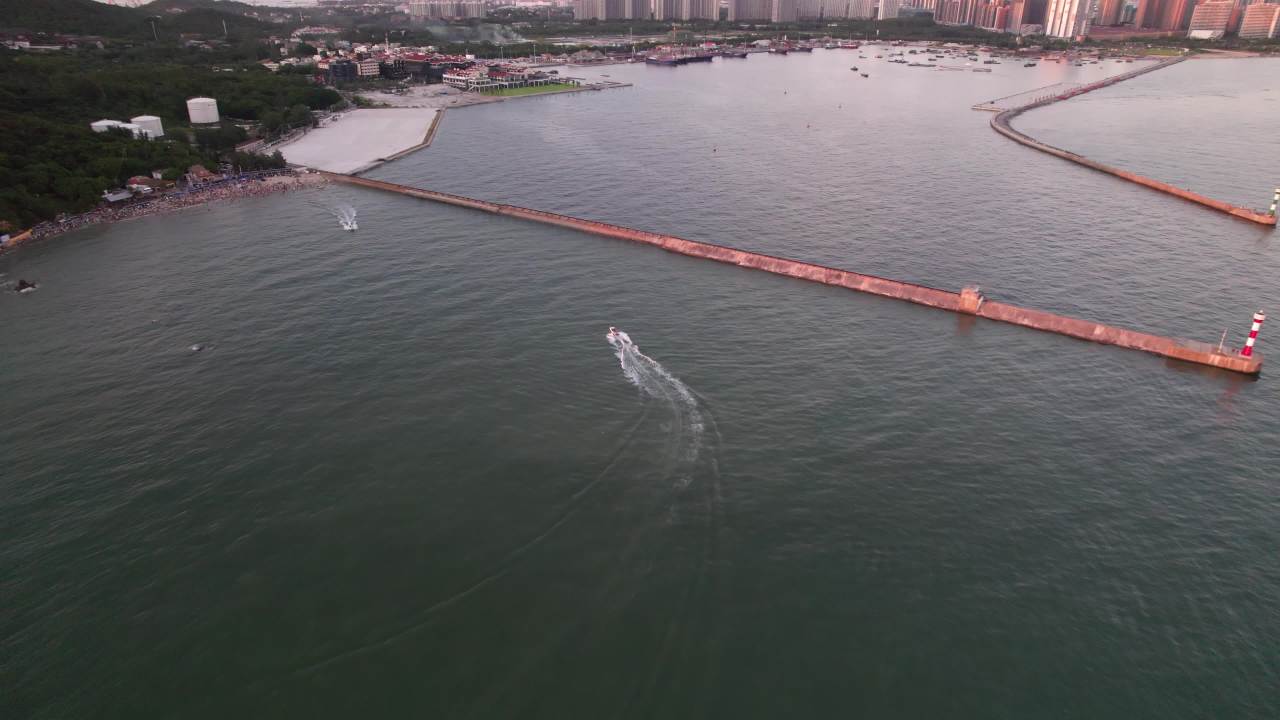 海岸边渔船归港航拍