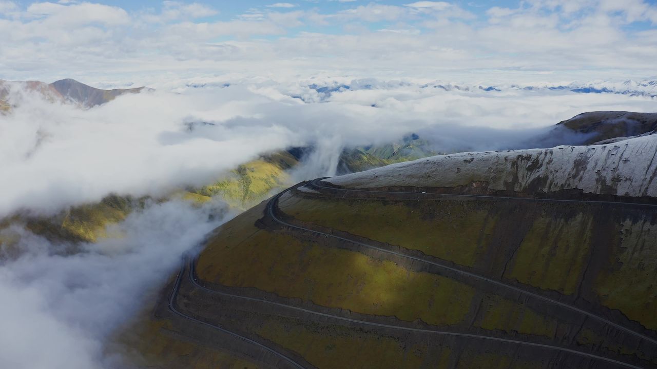 航拍雪后的夏拉山盘山公路