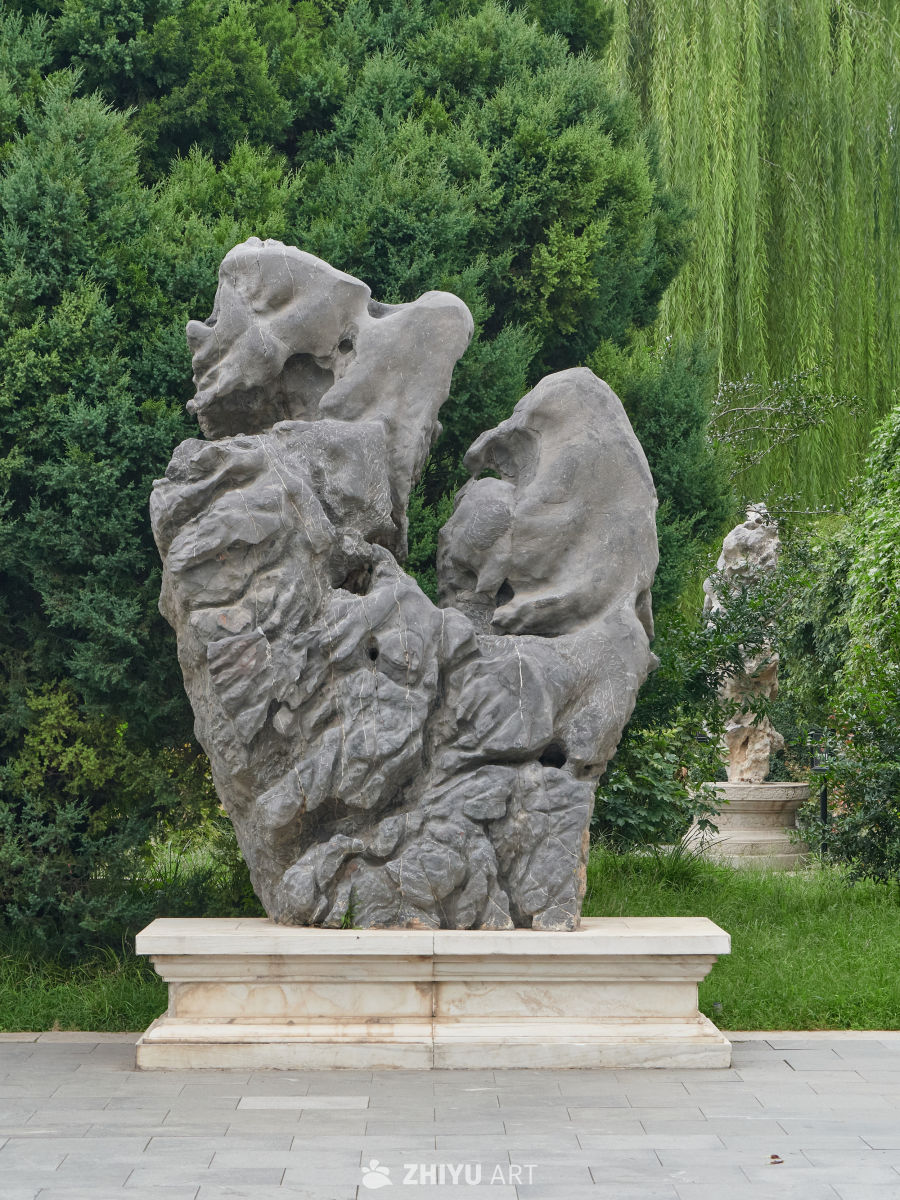 北京月坛公园内的怪石景观