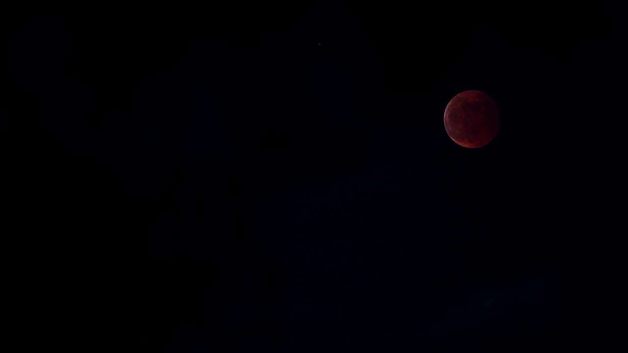 红月亮月全食月掩天王星实拍