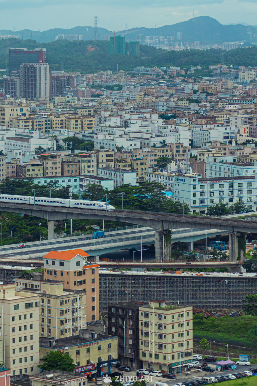城市高铁穿行图