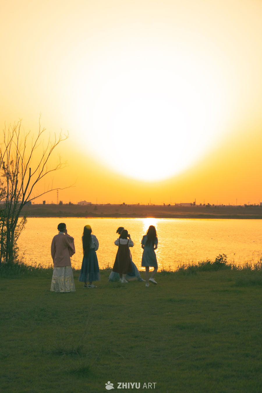 湖畔剪影：夕阳下的四人行