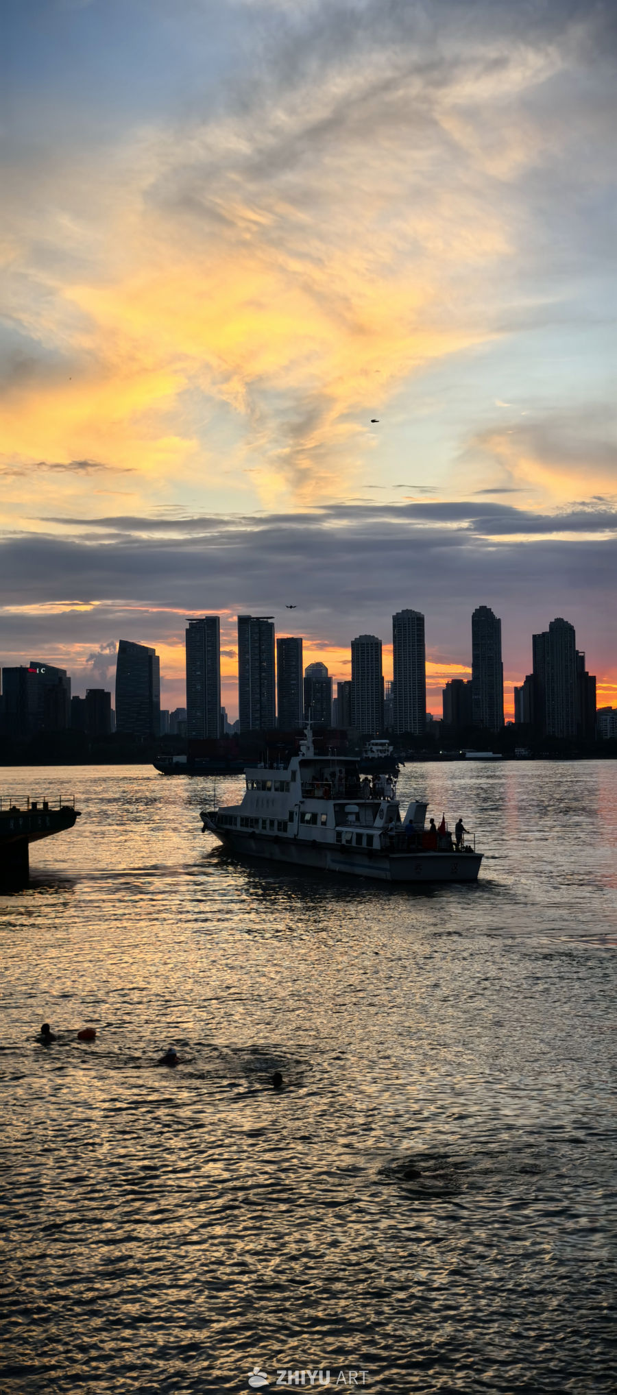 当天边逝去今年的最后一缕晚霞，来年愿你的心中仍有不灭的灯塔