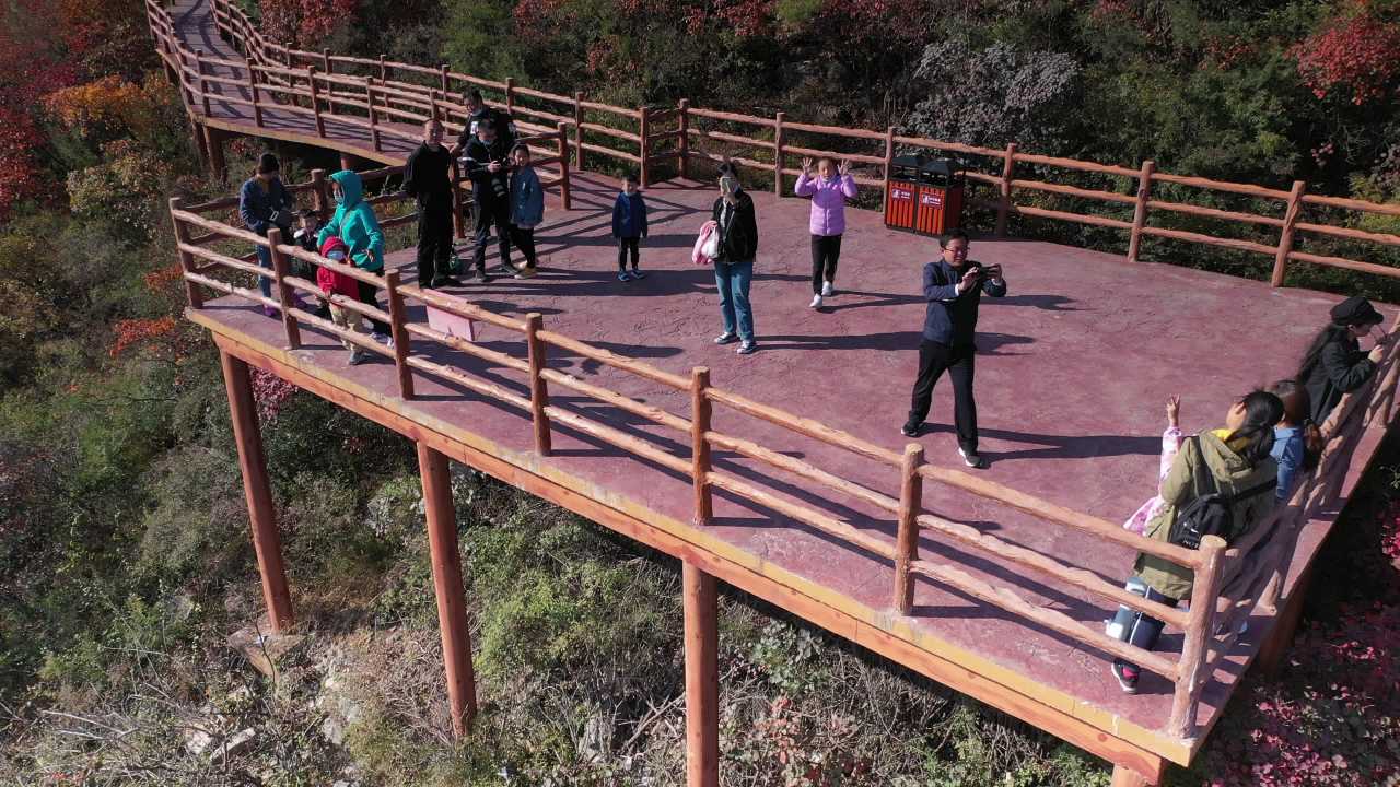 秋日木栈道上的悠闲时光