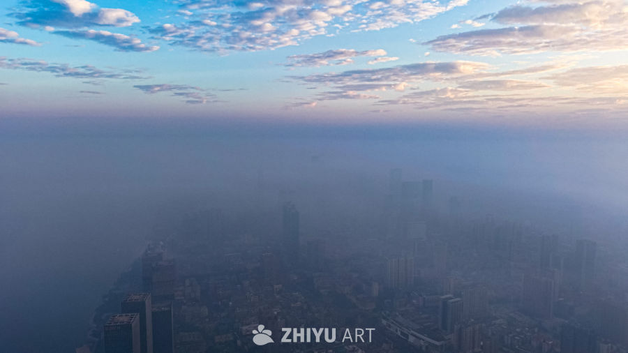 晨雾中的城市剪影