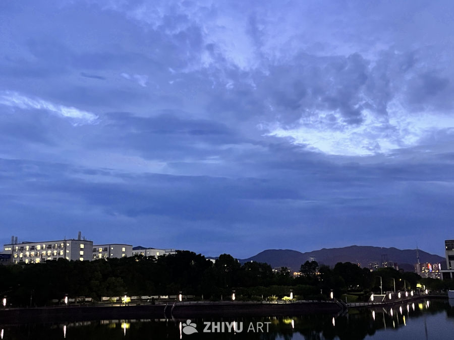 黄昏湖畔的宁静时光