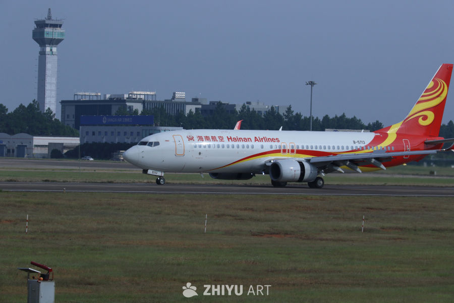 海南航空飞机在机场跑道上