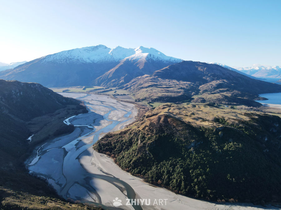 新西兰南岛瓦纳卡湖边的雪山峡谷河流