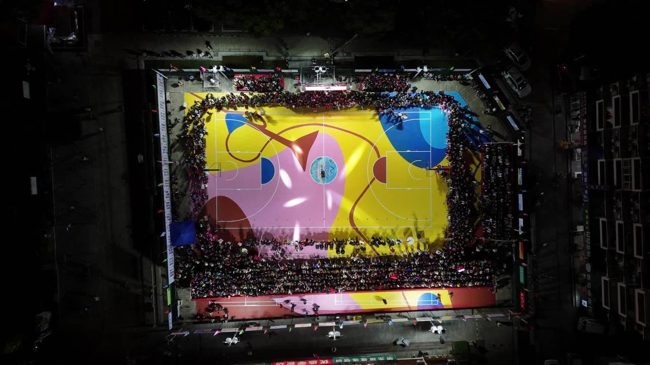 夜幕下的彩色篮球场盛景