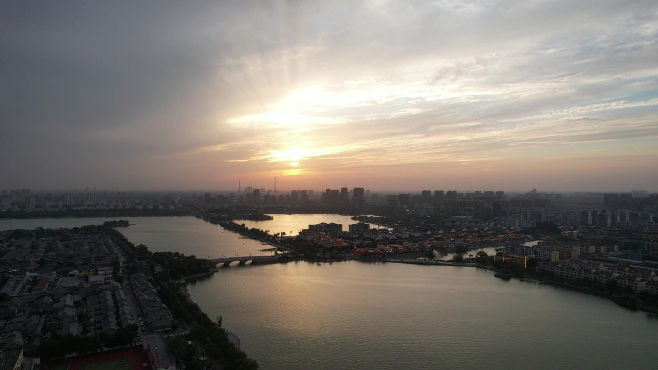 城市夕阳晚霞火烧云夜景降临山东聊城 