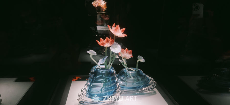 玻璃花瓶与人造花的艺术展示