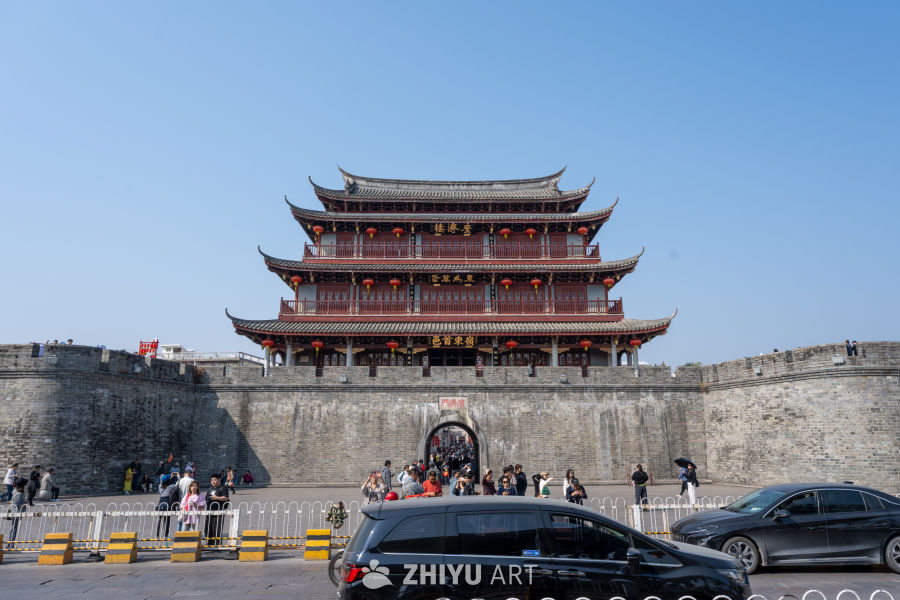 古城楼下的热闹景象