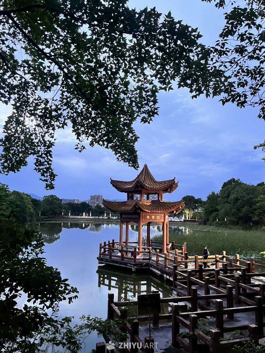 湖畔古亭静谧时光