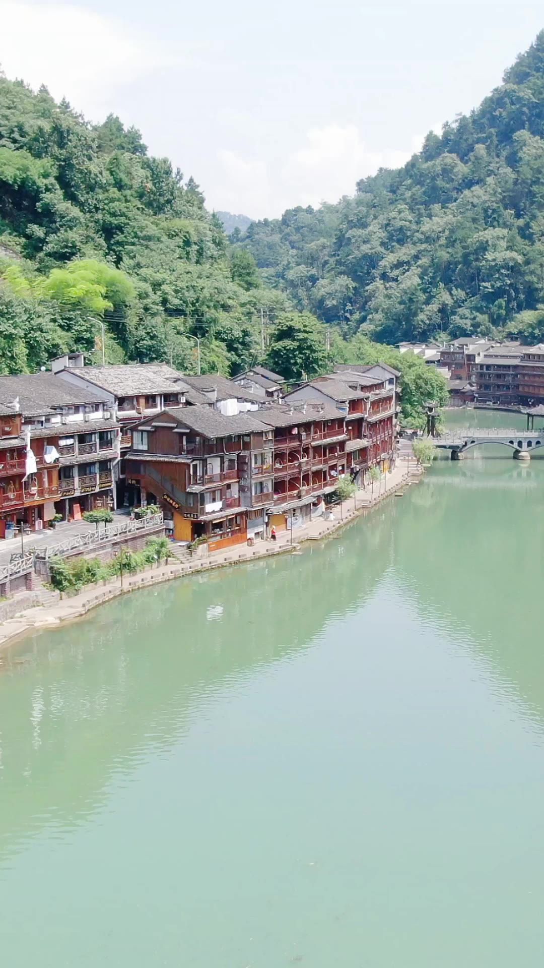  旅游景区湖南湘西凤凰古城竖屏航拍