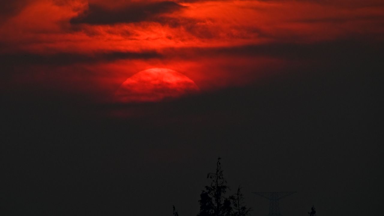 乌云后的巨大夕阳