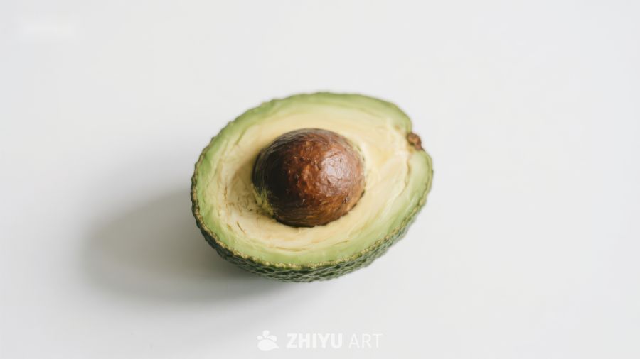 切开的牛油果展示其果核
