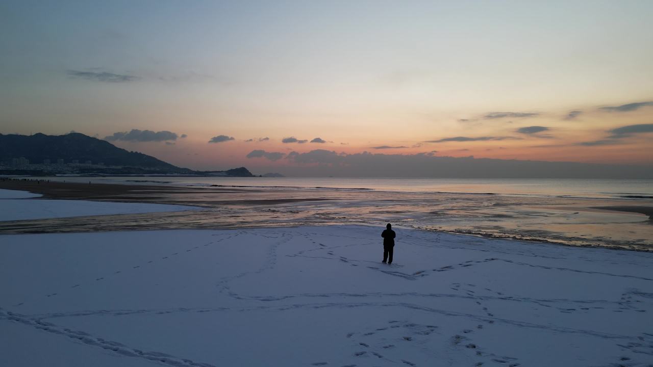 青岛石老人浴场海边雪景航拍 12