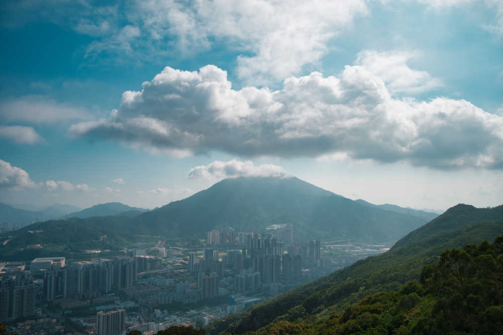 城市高山与云