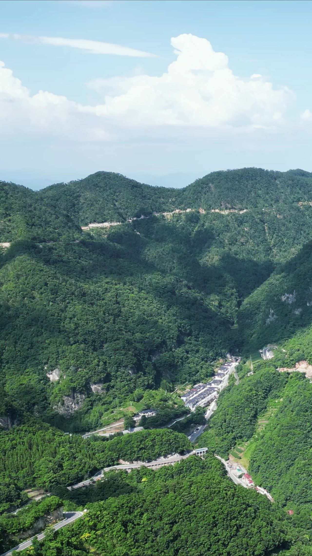  航拍祖国雄伟山川高楼风貌 