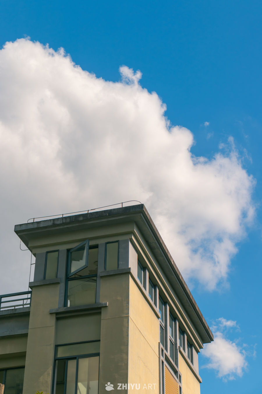 蓝天白云下的现代建筑