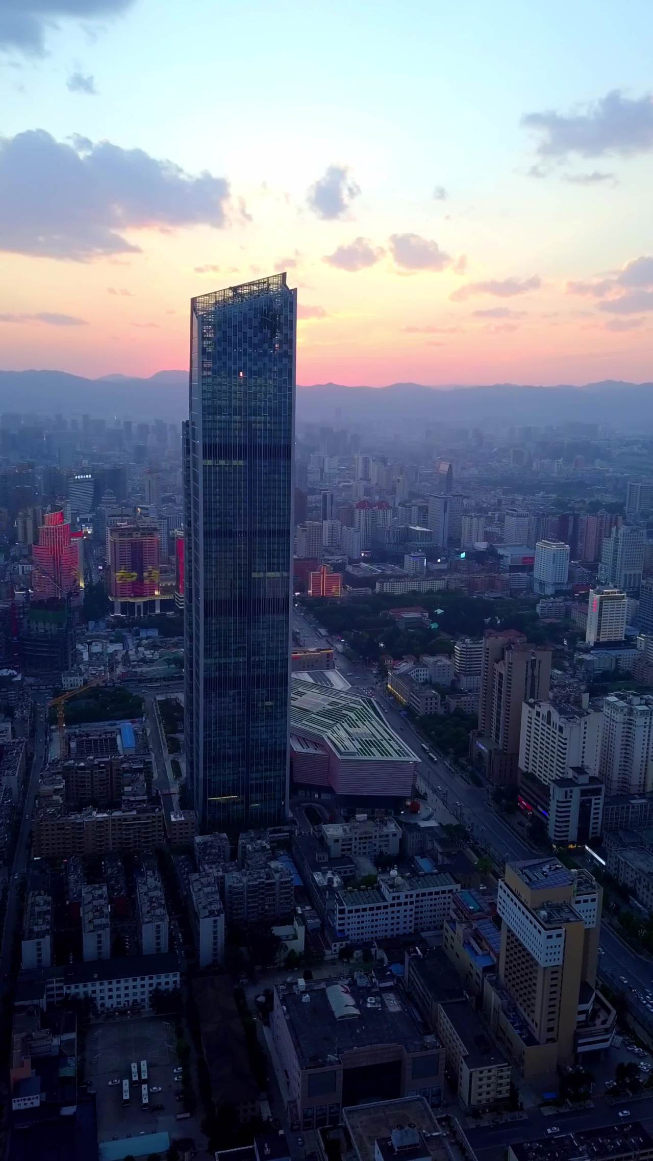 竖屏昆明恒隆广场夕阳航拍-6