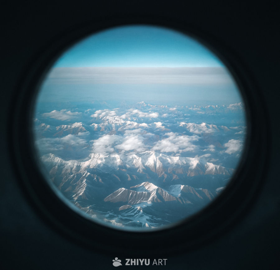 空中俯瞰雪山