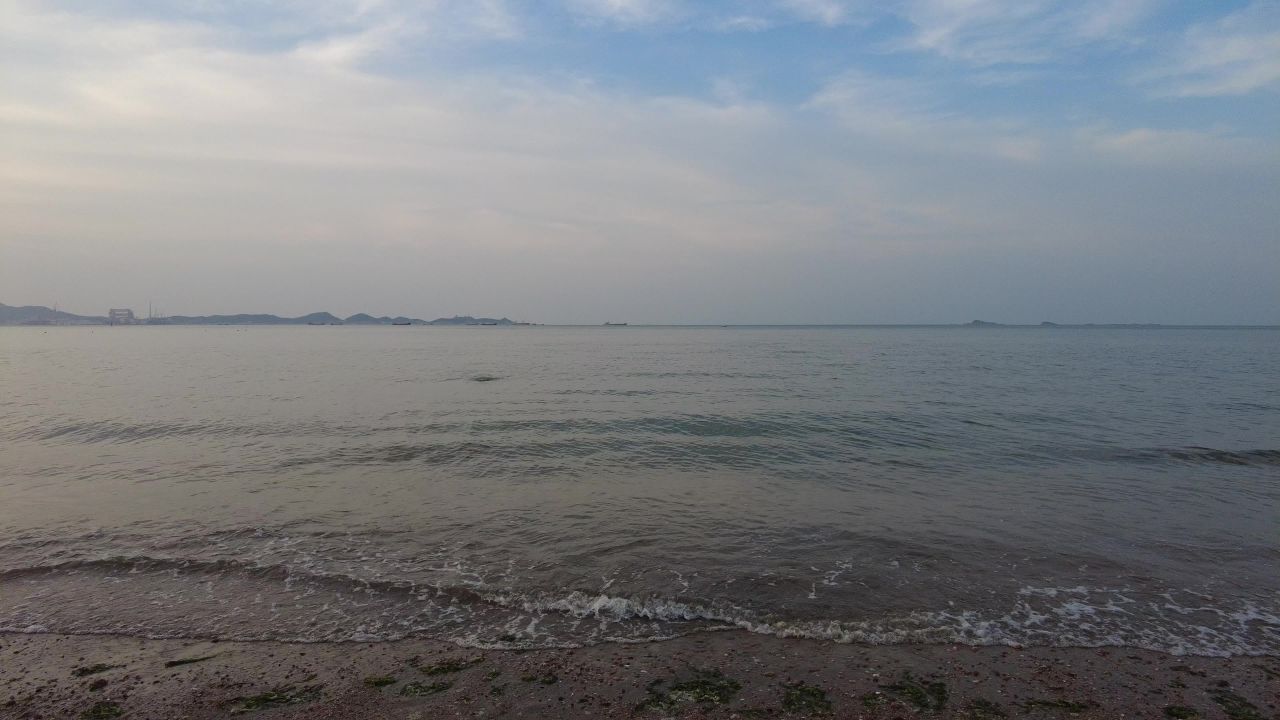 大海海浪沙滩蓝天白云实拍  