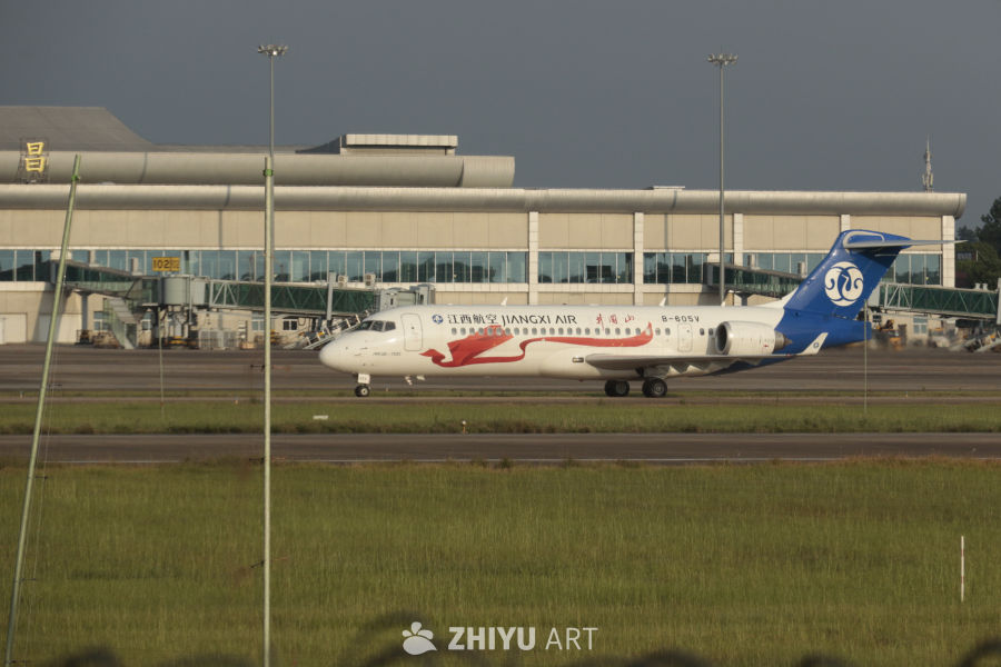 江西航空ARJ21-700飞机在机场滑行