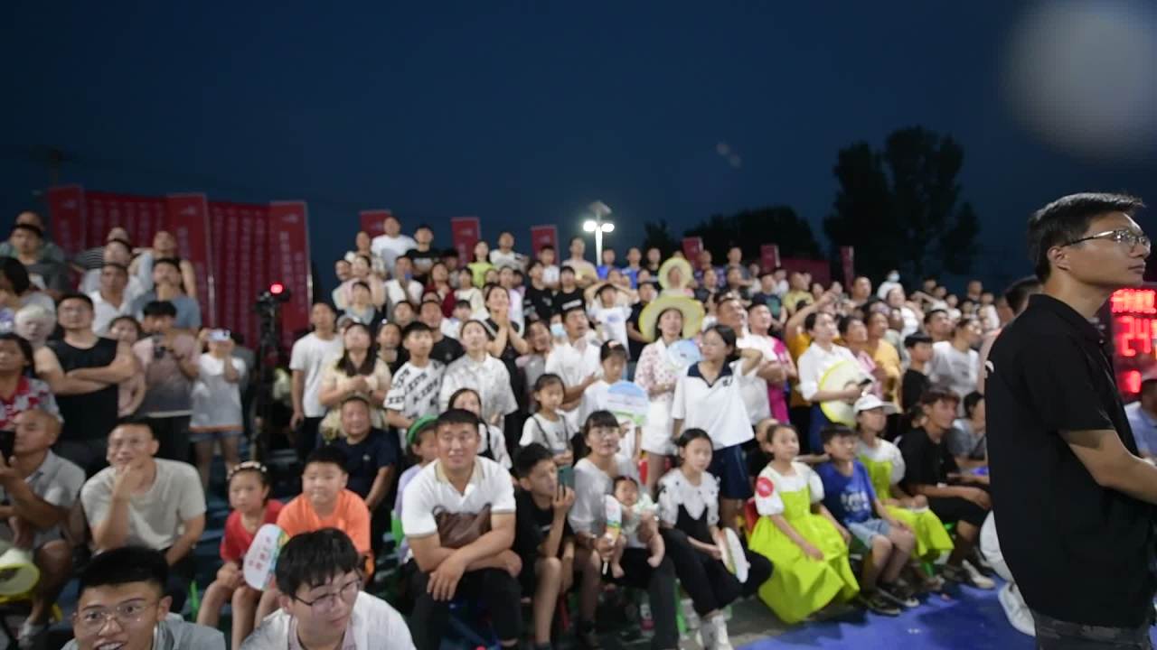 夜晚户外活动盛况